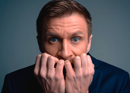 Мужчина испытывает тревожность